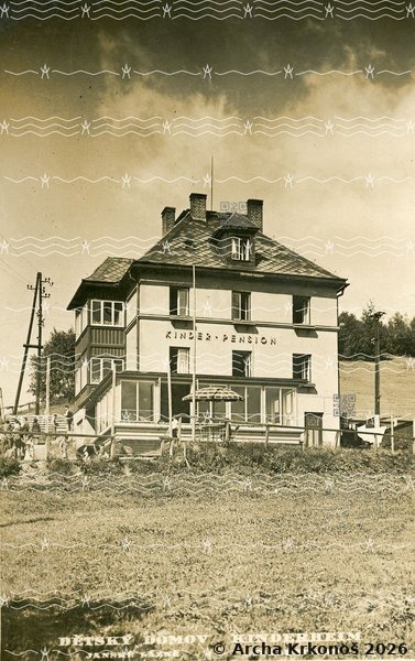 Historická fotografie vily v roce 1937 s nápisem Kinder Pension, archivní snímek s vodoznakem Archy Krkonoš